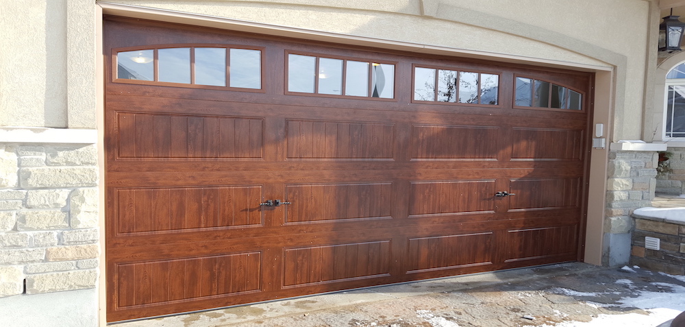 Maniotick garage door